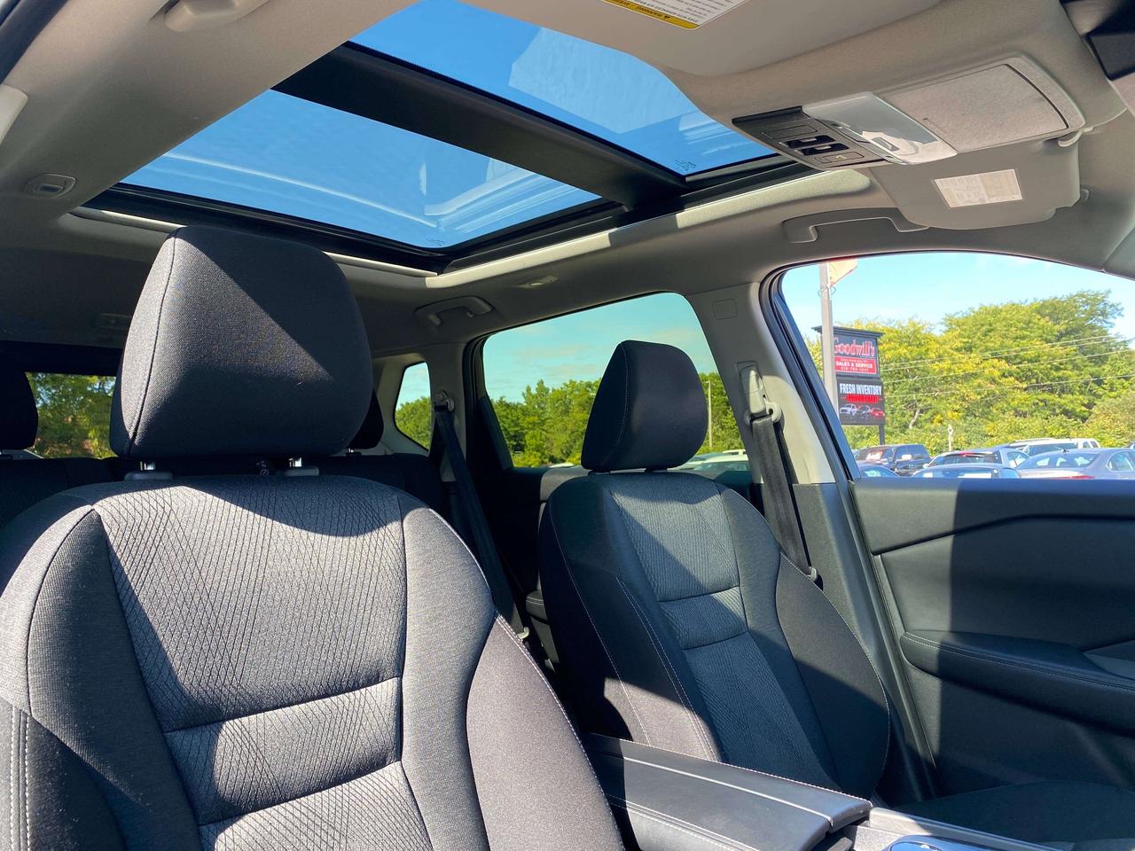 2024 Nissan Rogue SV MOONROOF, CLEAN CARFAX, AWD, REMOTE START! Photo
