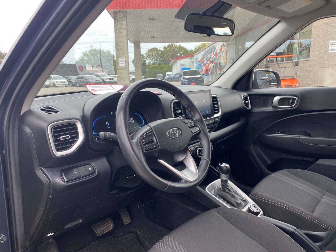 2025 Hyundai Venue PREFERRED, CLEAN CARFAX, REMOTE START, BACK UP CAM Photo