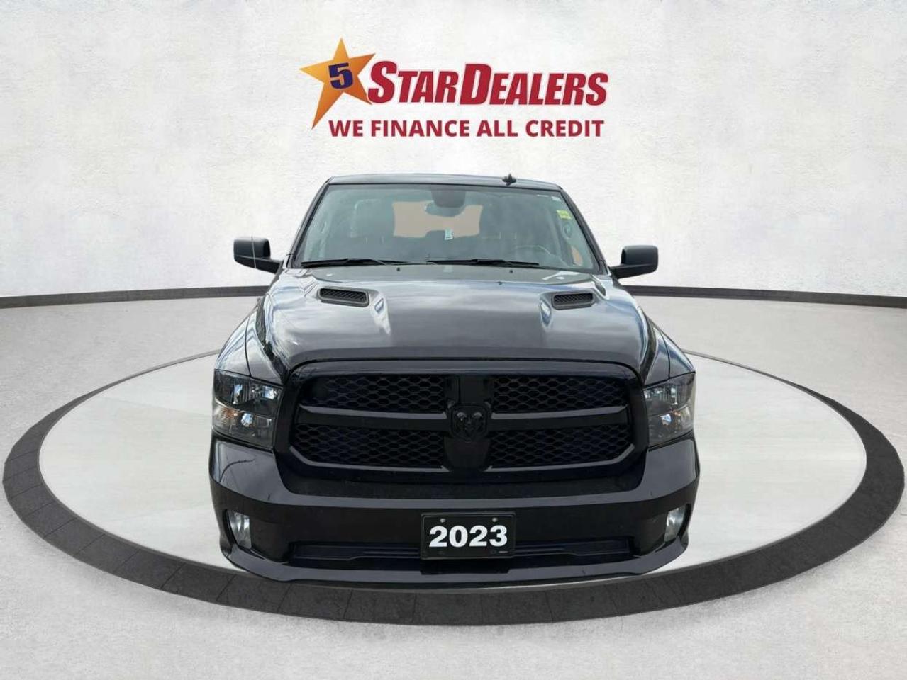 2023 RAM 1500 EXPRESS/NIGHT ED/HEMI/4WD/WE FINANCE ALL CREDIT! Photo1