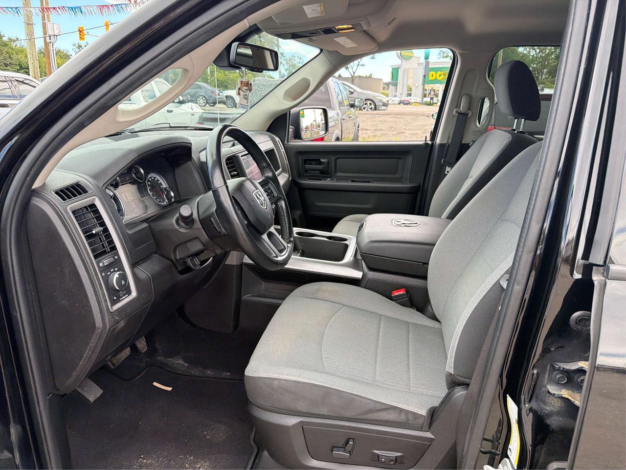 2023 RAM 1500 EXPRESS/NIGHT ED/HEMI/4WD/WE FINANCE ALL CREDIT! Photo