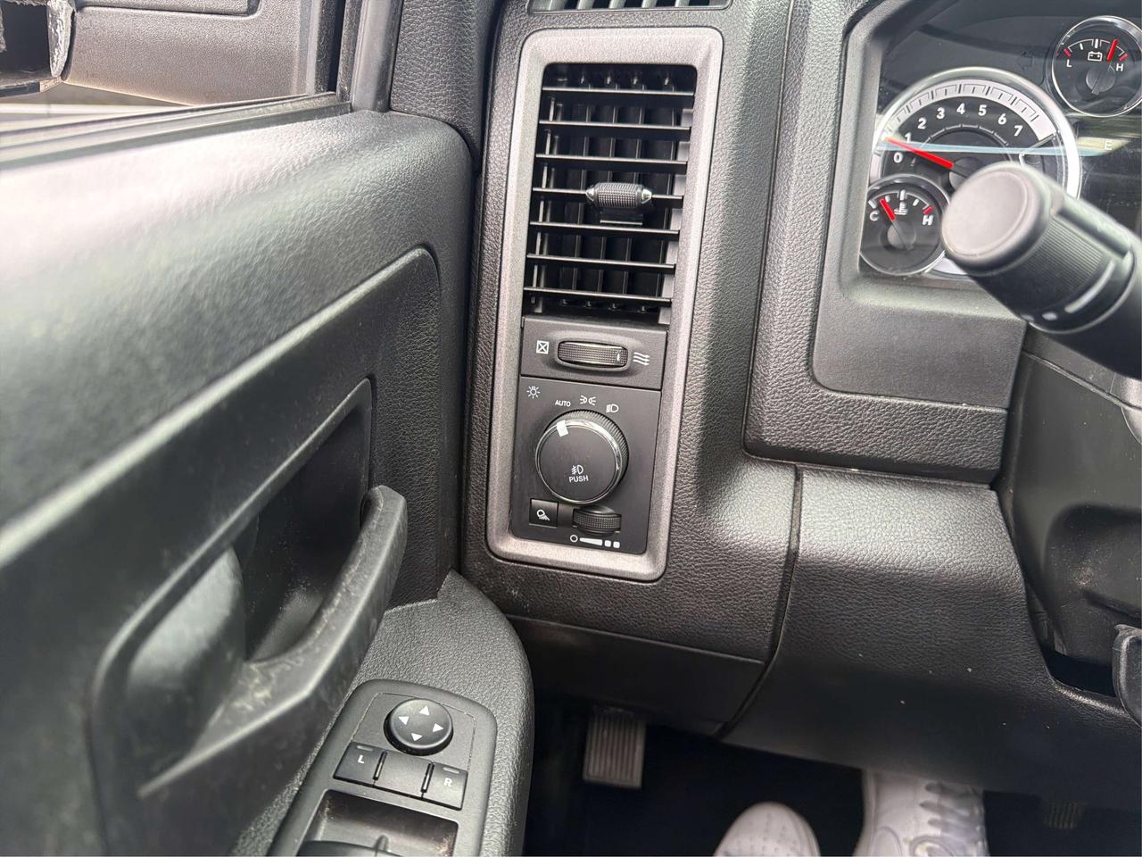 2023 RAM 1500 EXPRESS/NIGHT ED/HEMI/4WD/WE FINANCE ALL CREDIT! Photo