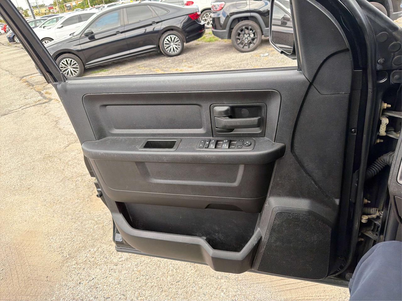 2023 RAM 1500 EXPRESS/NIGHT ED/HEMI/4WD/WE FINANCE ALL CREDIT! Photo