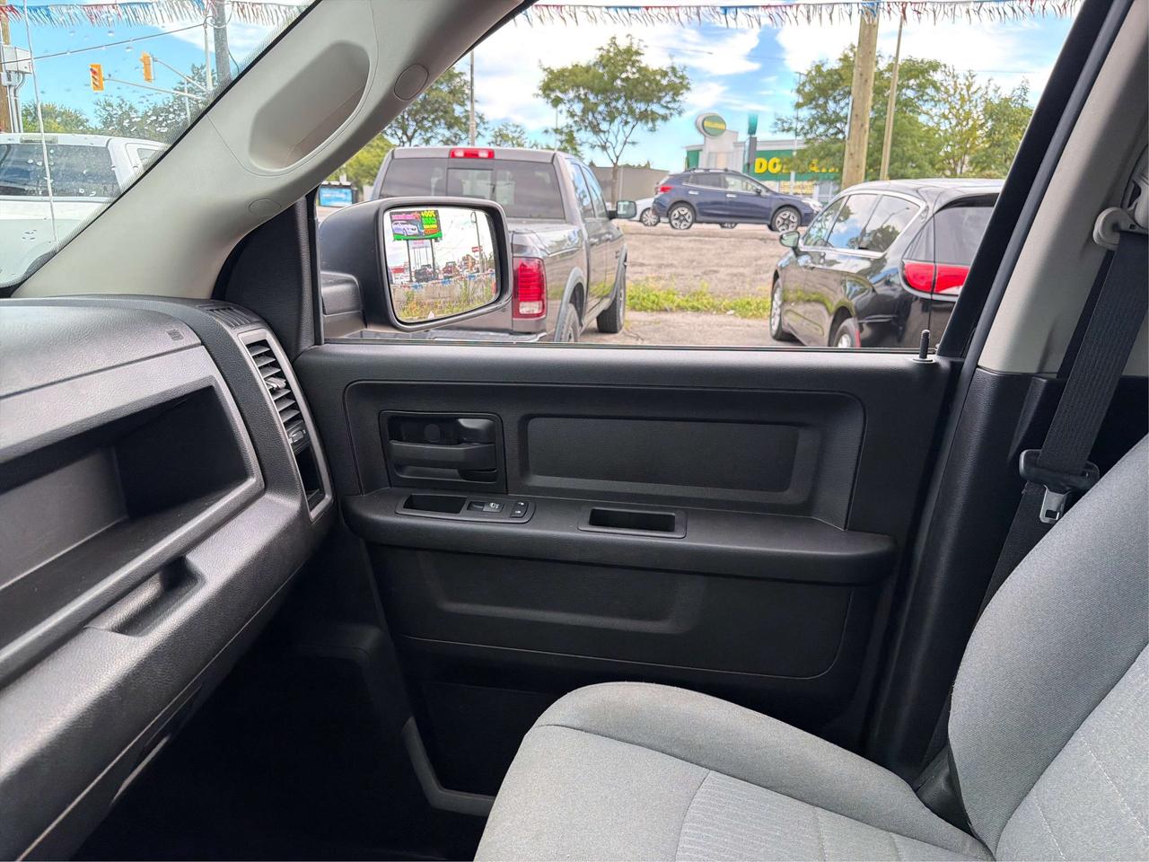 2023 RAM 1500 EXPRESS/NIGHT ED/HEMI/4WD/WE FINANCE ALL CREDIT! Photo