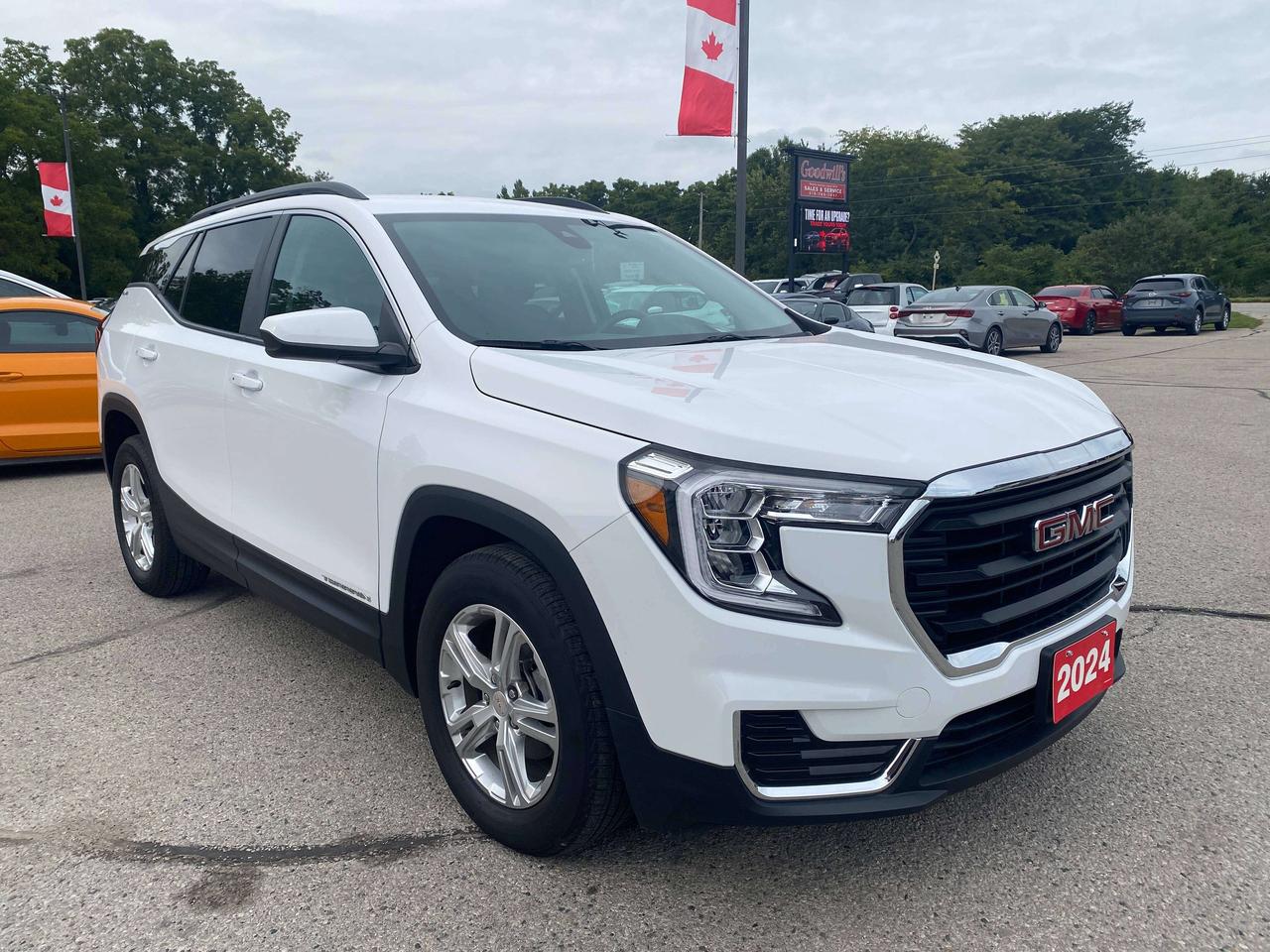2024 GMC Terrain SLE, BALANCE OF FACTORY WARRANTY, HEATED SEATS! Photo