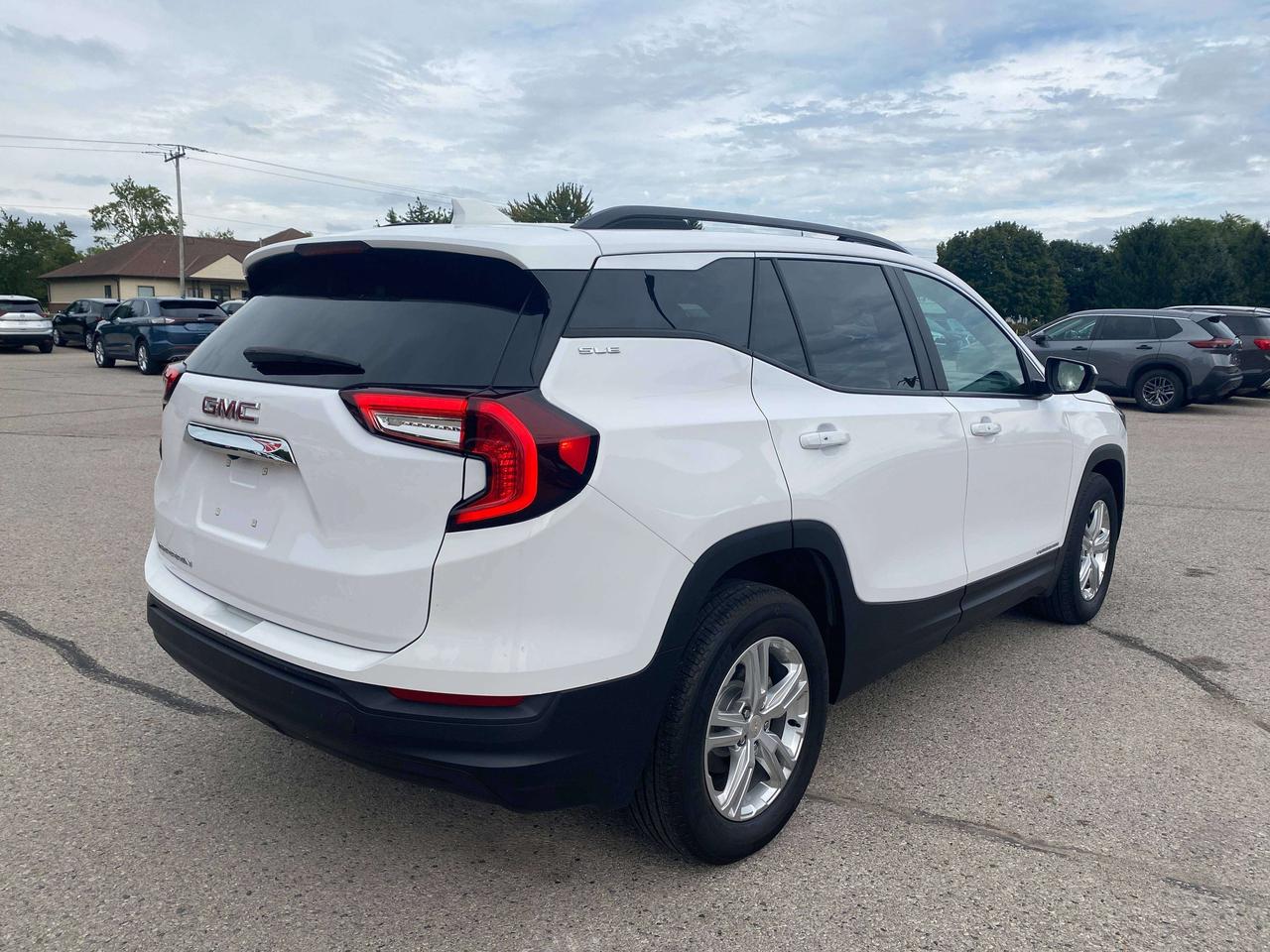 2024 GMC Terrain SLE, BALANCE OF FACTORY WARRANTY, HEATED SEATS! Photo