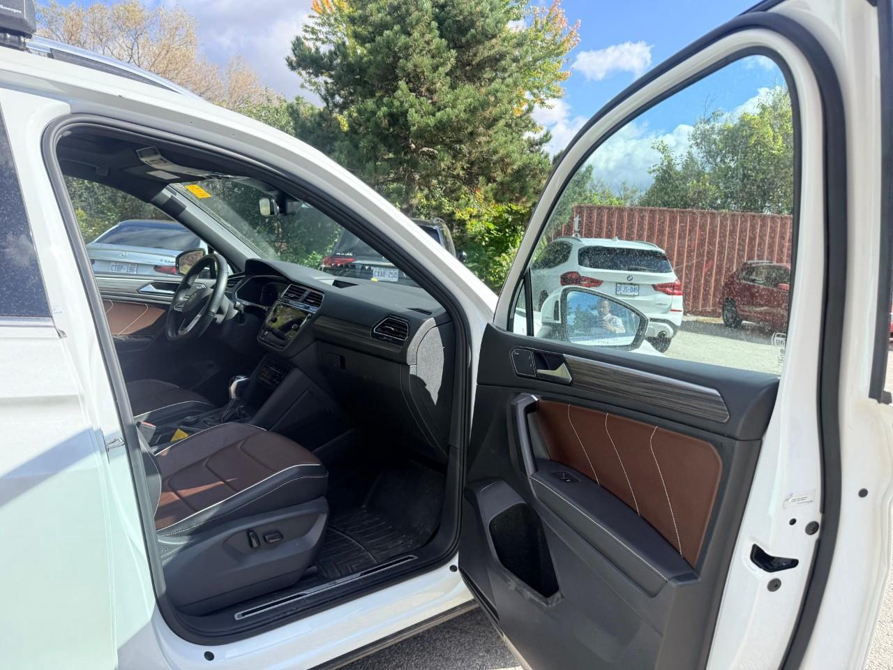 2022 Volkswagen Tiguan Highline R-LINE 4dr All-wheel Drive 4MOTION Photo