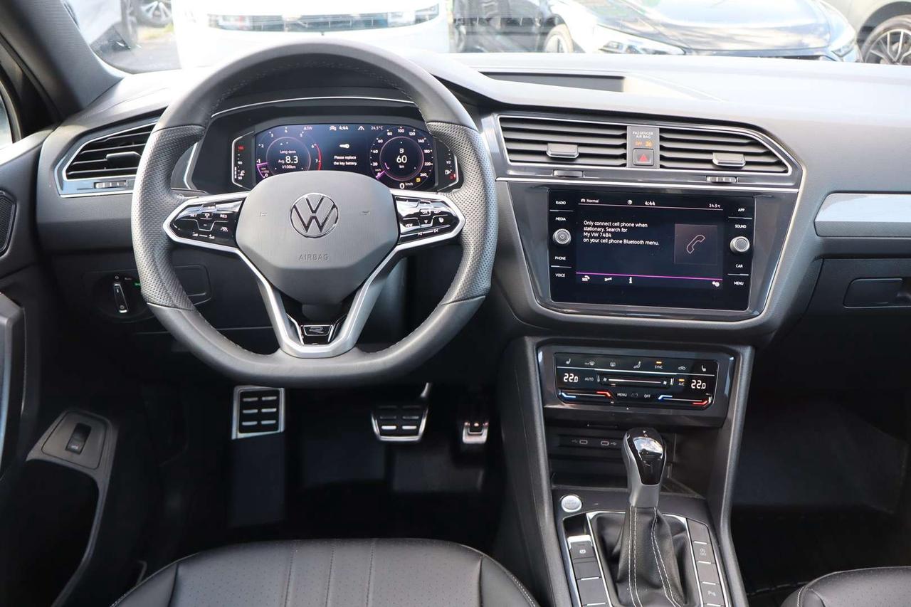 2024 Volkswagen Tiguan Comfortline R-Line Black 4MOTION   No Accident   Clean Carfax Photo