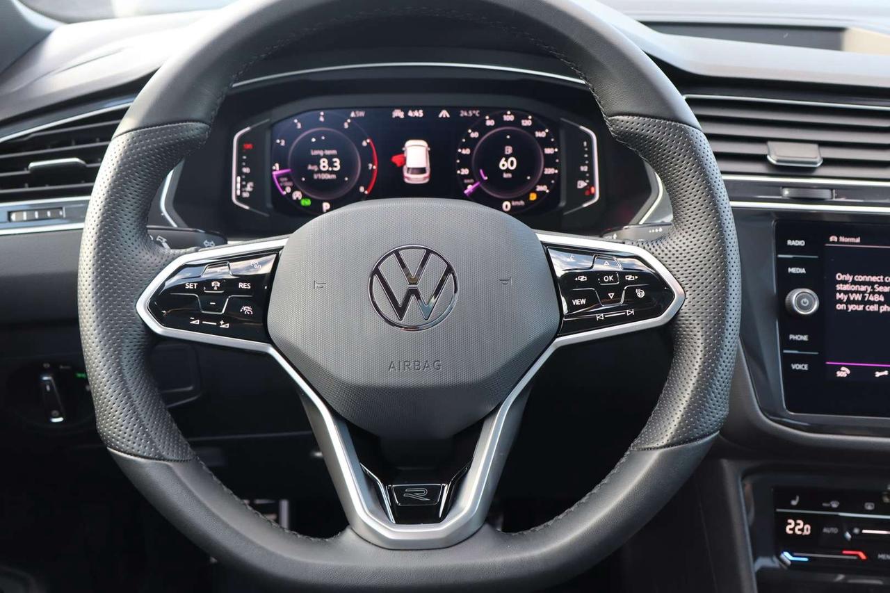 2024 Volkswagen Tiguan Comfortline R-Line Black 4MOTION   No Accident   Clean Carfax Photo