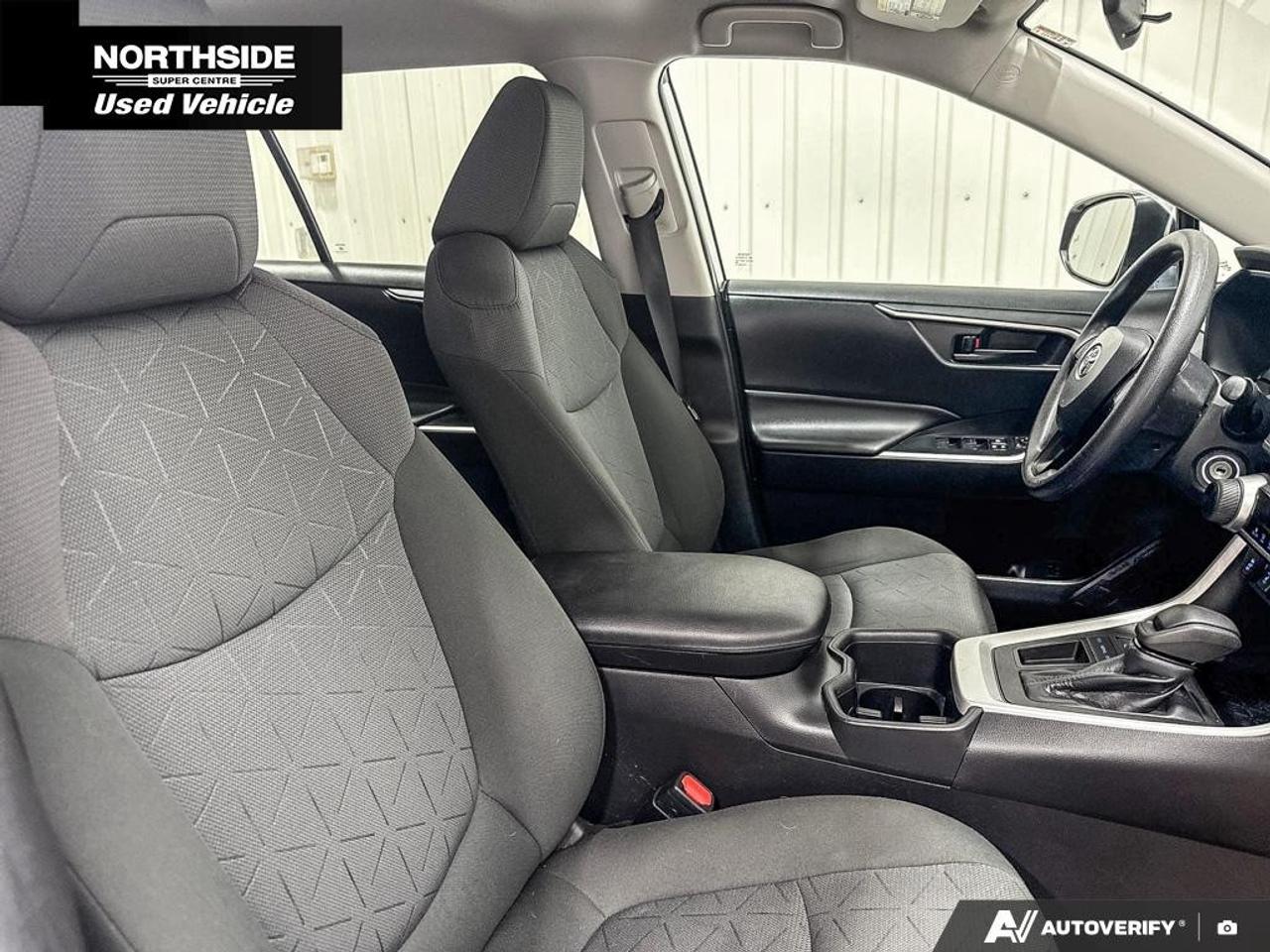 2022 Toyota RAV4 LE FWD Photo