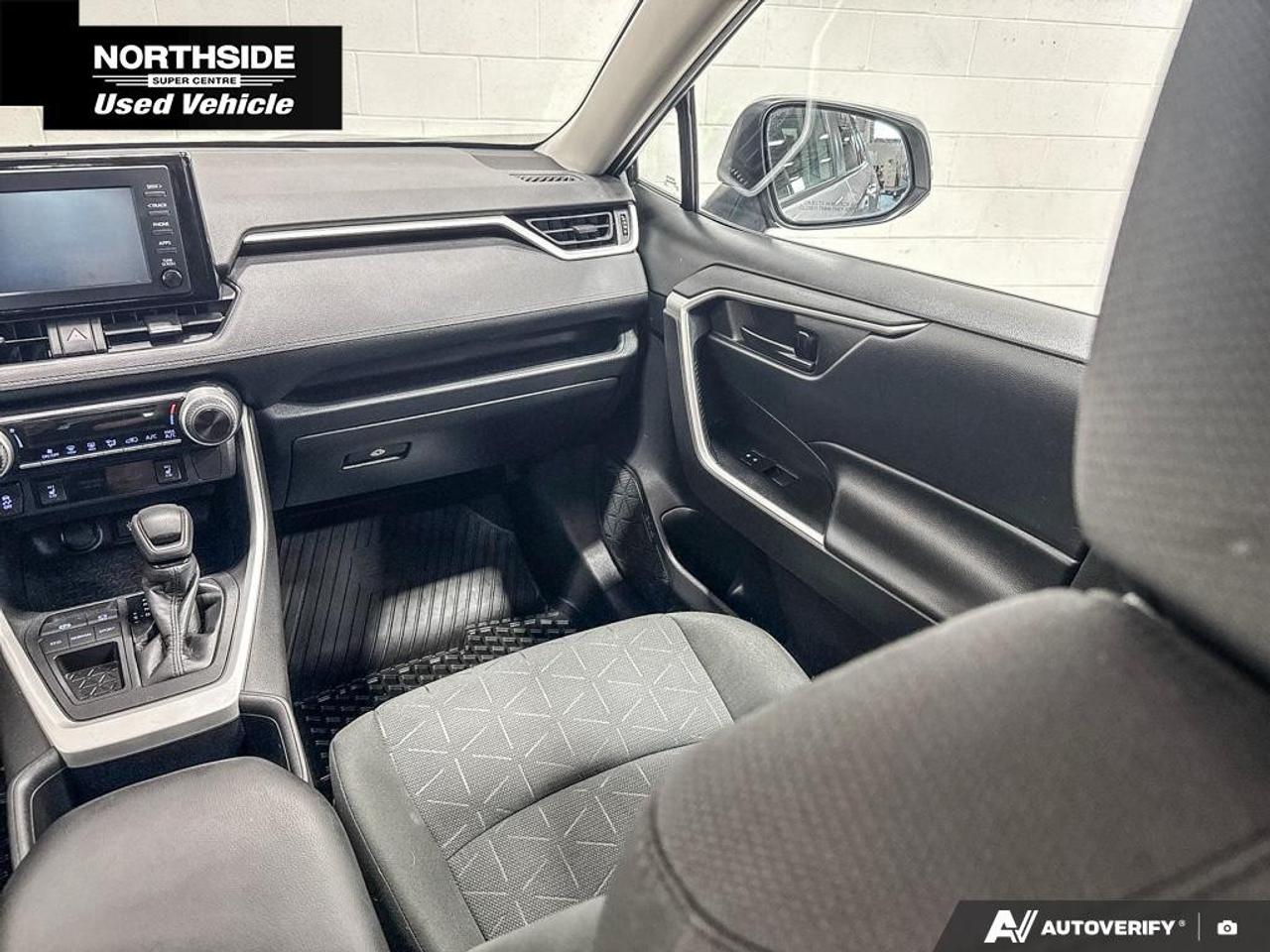 2022 Toyota RAV4 LE FWD Photo