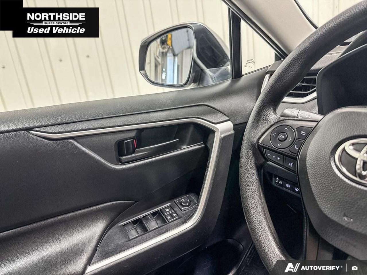 2022 Toyota RAV4 LE FWD Photo