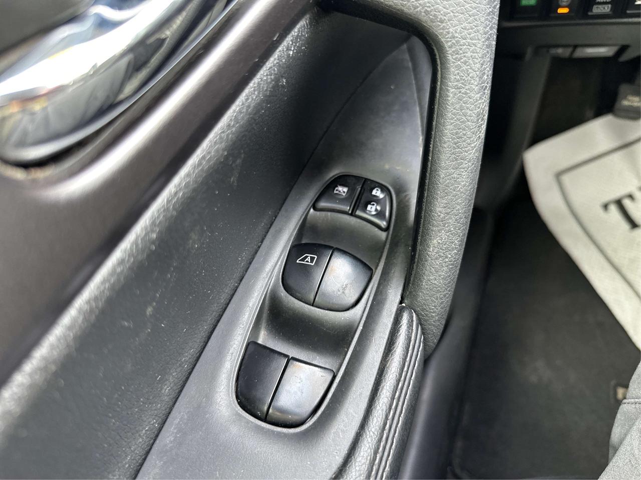 2016 Nissan Rogue SV/AWD/LEATHER/PANO/LOADED/WE FINANCE ALL CREDIT! Photo