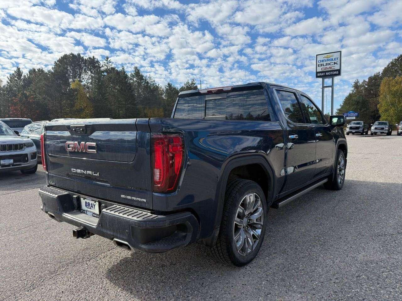 2023 GMC Sierra 1500 POWER RUNNING BOARDS. BEDLINER. HEATED FRONT AND REAR SEATS. BED VIEW CAMERA. HD SURROUND VISION. HITCH GUIDANCE W/HITCH Photo