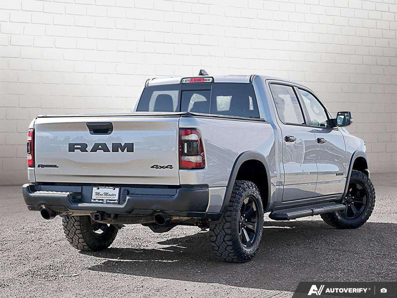 2023 RAM 1500 NIGHT CREW, 5.7L HEMI V8, 4X4, ALLOYS, LEATHER, HARMAN/KARDON, 1-OWNER, CERTIFIED PREOWNED! Photo4