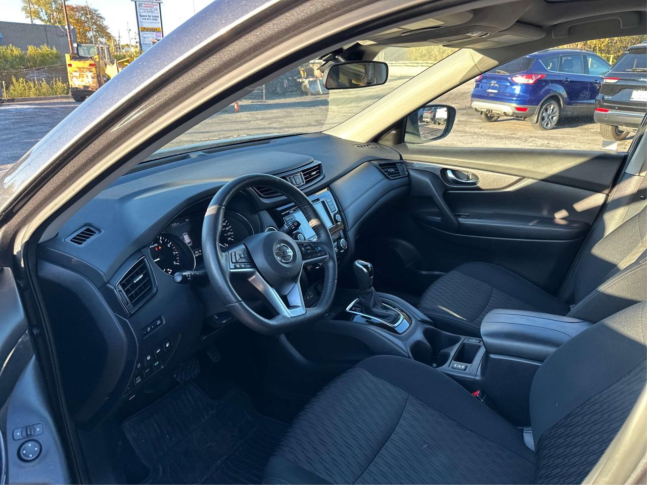 2019 Nissan Rogue SV/AWD/CARPLAY/ROOF/WINTER/WE FINANCE ALL CREDIT! Photo