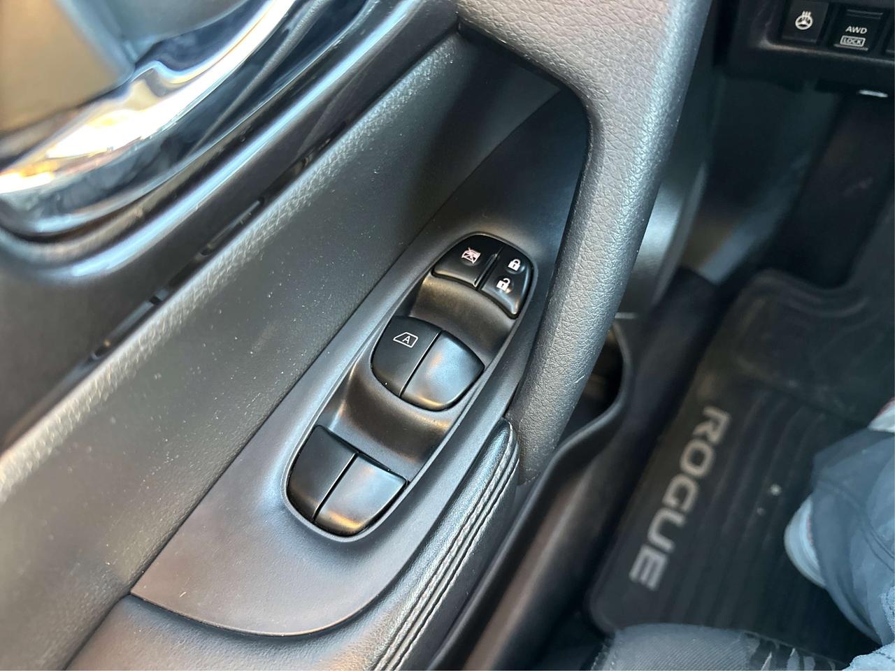 2019 Nissan Rogue SV/AWD/CARPLAY/ROOF/WINTER/WE FINANCE ALL CREDIT! Photo