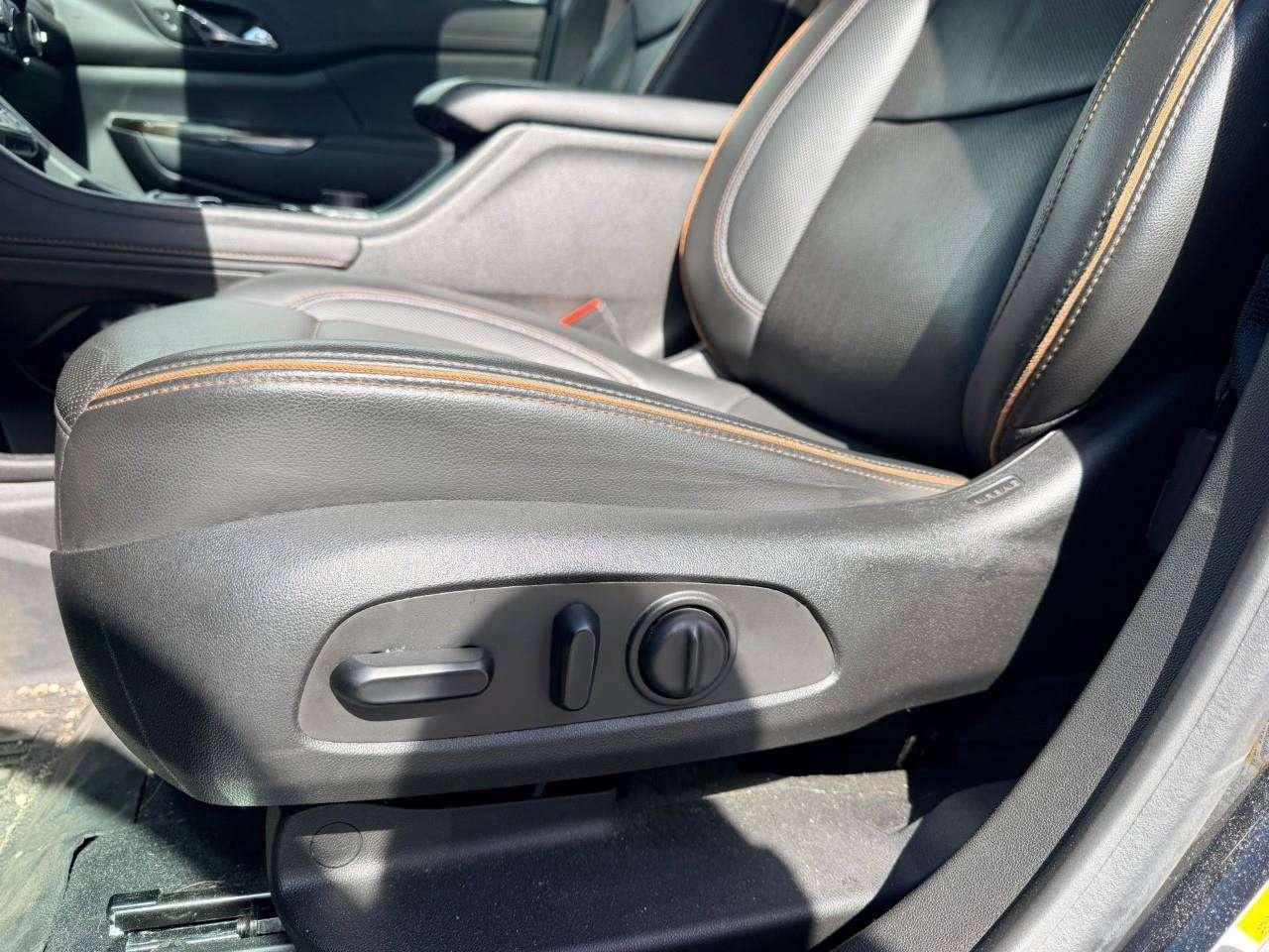 2023 GMC Acadia AT4, 3.6L V6, AWD, ALLOYS, LEATHER, 6-PASSENGER, 1-OWNER, MACMASTER ORIGINAL, CERTIFIED PREOWNED! Photo