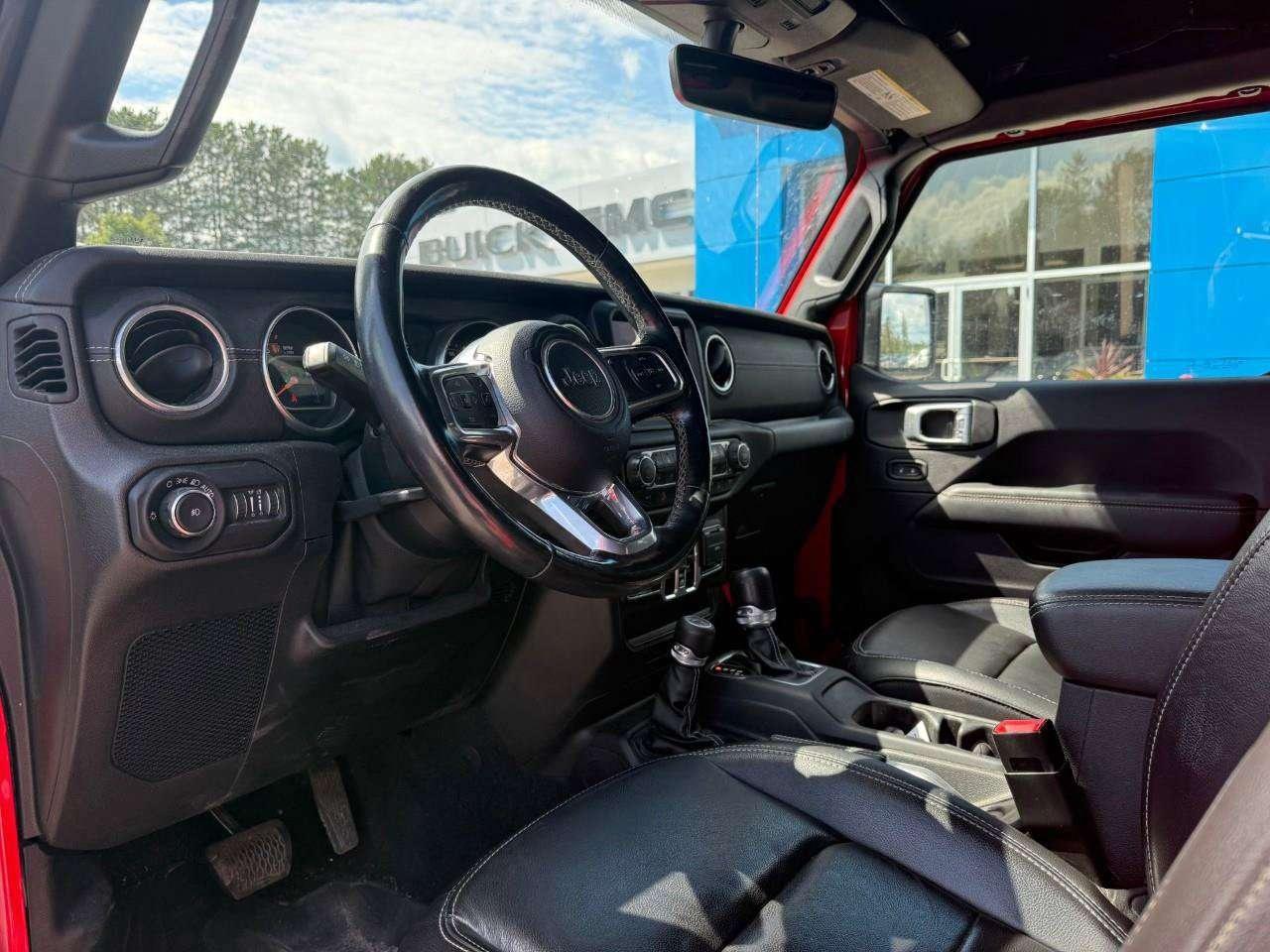 2021 Jeep Wrangler REMOVALE TOP. ALPINE SOUND SYSTEM. SUNRIDER SOFT TOP. HEATED FRONT SEATS. CERTIFIED. Photo