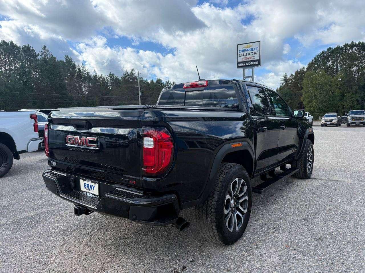 2024 GMC Canyon AT4 PREMIUM PKG. PROGRADE TRAILERING PKG. TECH PLUS PKG. RUNNING BOARDS. TONNEAU. Photo