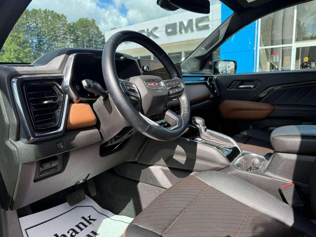 2024 GMC Canyon AT4 PREMIUM PKG. PROGRADE TRAILERING PKG. TECH PLUS PKG. RUNNING BOARDS. TONNEAU. Photo