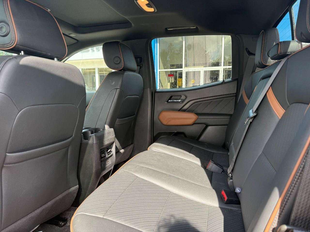 2024 GMC Canyon AT4 PREMIUM PKG. PROGRADE TRAILERING PKG. TECH PLUS PKG. RUNNING BOARDS. TONNEAU. Photo