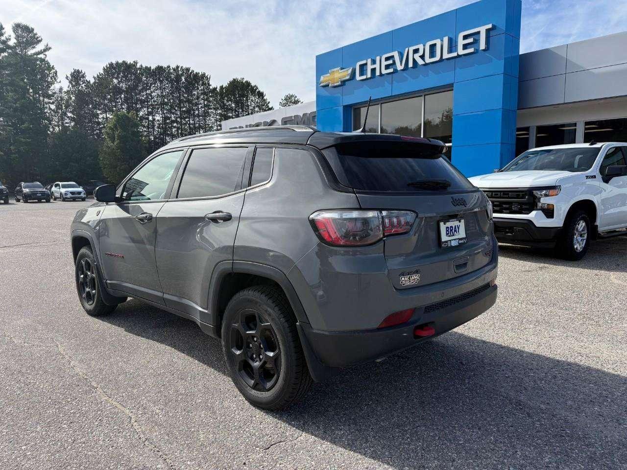 2023 Jeep Compass SELECT TERRAIN TRACTION. RAIN SENSING WIPERS. DROWSY DRIVER ALERT. 10' INCH DISPLAY. ALL WEATHER MATS. CERTIFIED. Photo