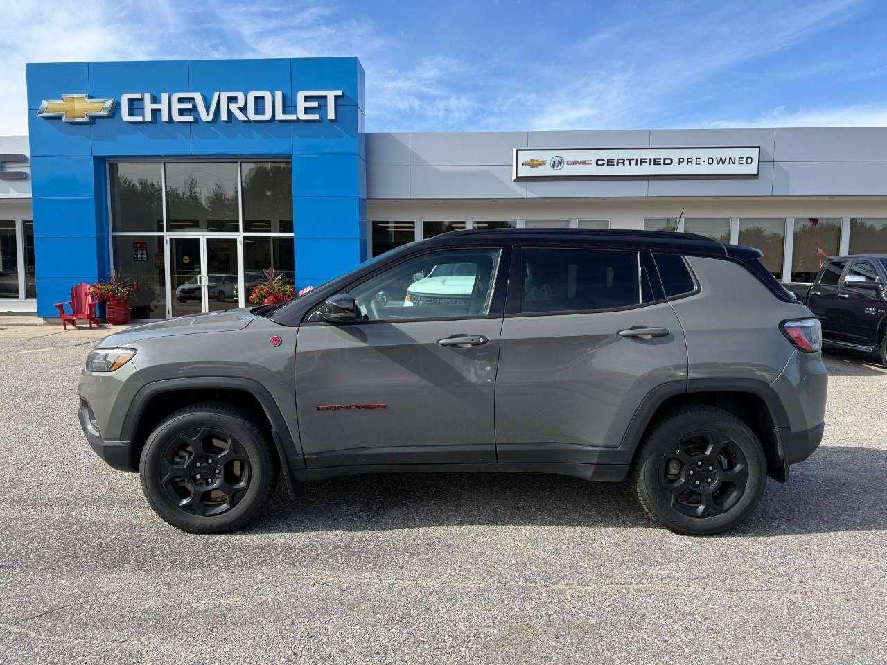 2023 Jeep Compass SELECT TERRAIN TRACTION. RAIN SENSING WIPERS. DROWSY DRIVER ALERT. 10' INCH DISPLAY. ALL WEATHER MATS. CERTIFIED. Photo