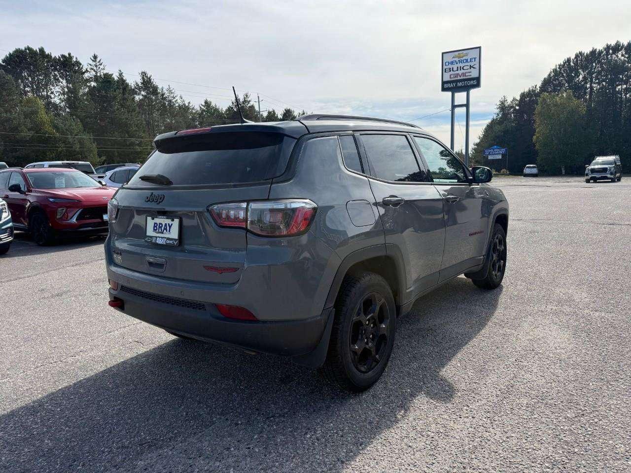 2023 Jeep Compass SELECT TERRAIN TRACTION. RAIN SENSING WIPERS. DROWSY DRIVER ALERT. 10' INCH DISPLAY. ALL WEATHER MATS. CERTIFIED. Photo