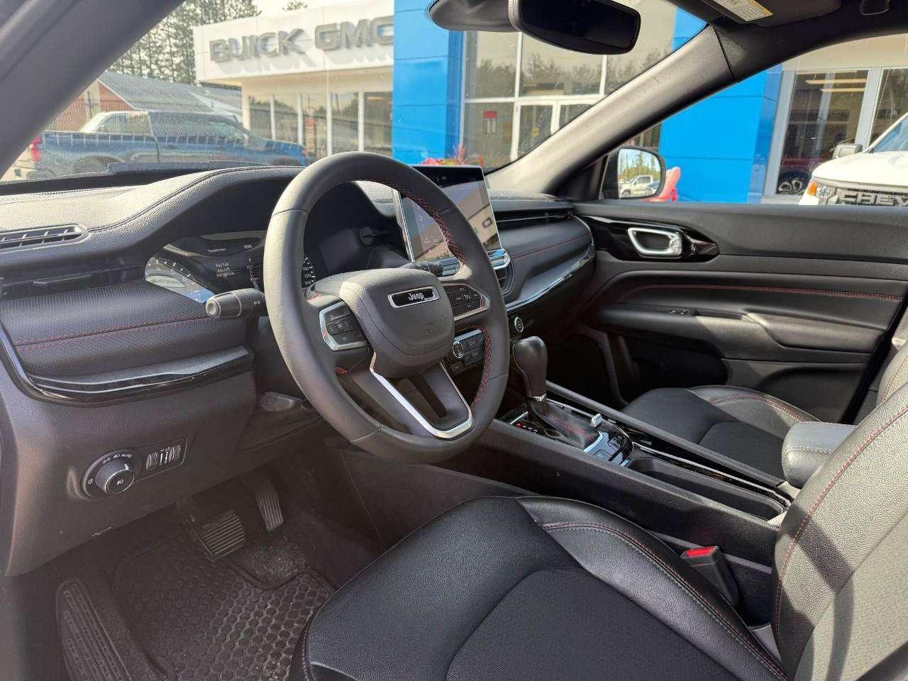 2023 Jeep Compass SELECT TERRAIN TRACTION. RAIN SENSING WIPERS. DROWSY DRIVER ALERT. 10' INCH DISPLAY. ALL WEATHER MATS. CERTIFIED. Photo