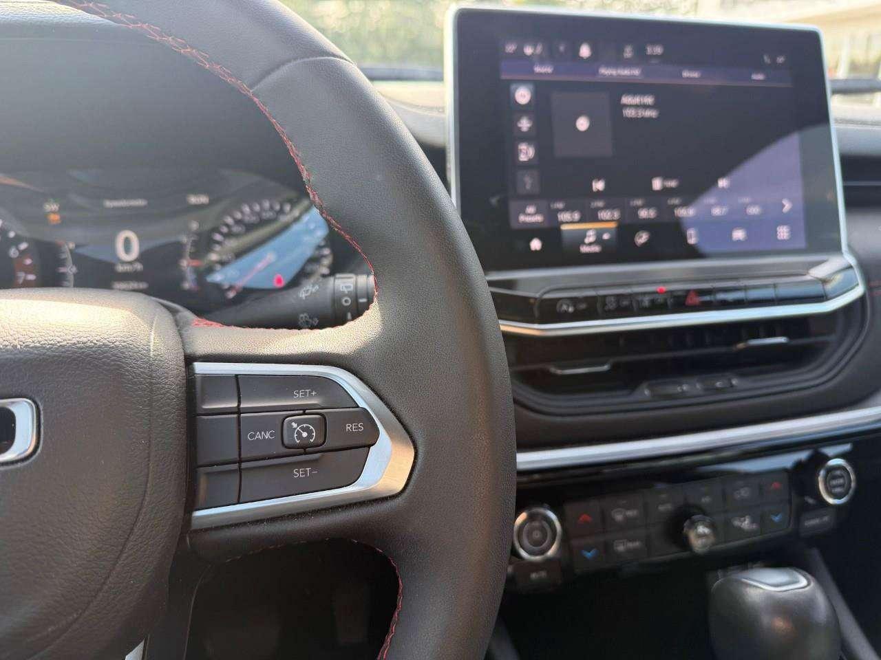 2023 Jeep Compass SELECT TERRAIN TRACTION. RAIN SENSING WIPERS. DROWSY DRIVER ALERT. 10' INCH DISPLAY. ALL WEATHER MATS. CERTIFIED. Photo