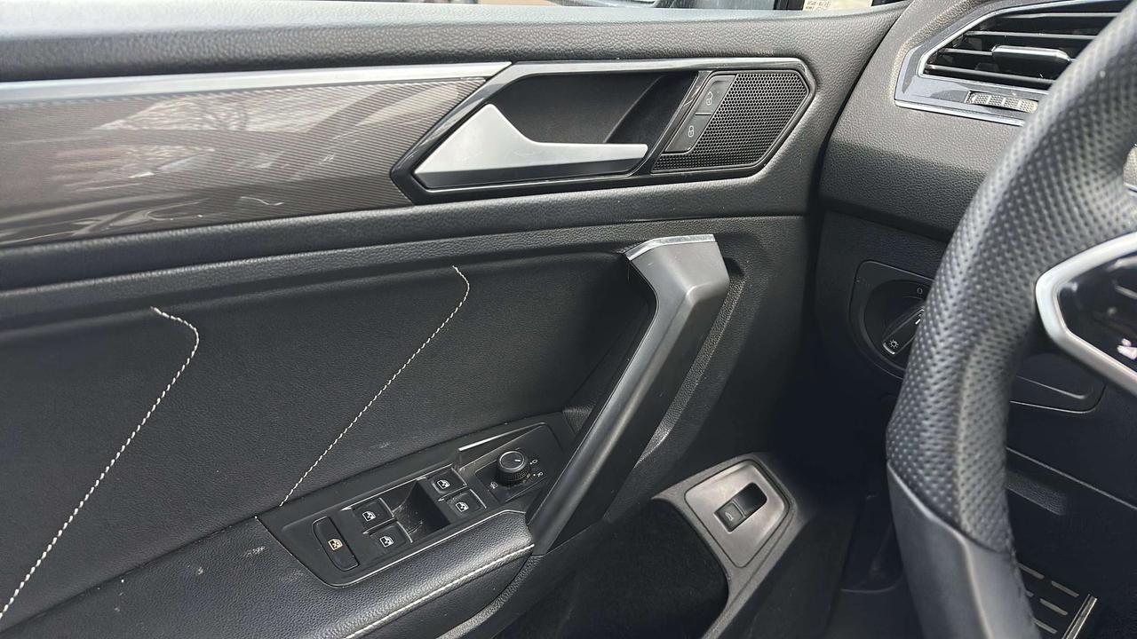 2022 Volkswagen Tiguan Comfortline R-Line Black Photo