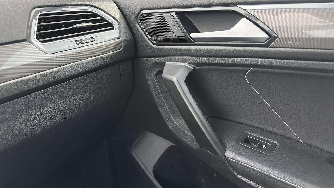2022 Volkswagen Tiguan Comfortline R-Line Black Photo