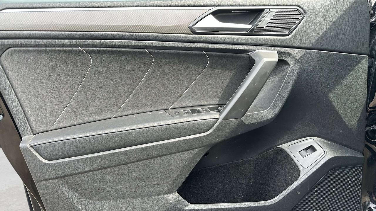 2022 Volkswagen Tiguan Comfortline R-Line Black Photo