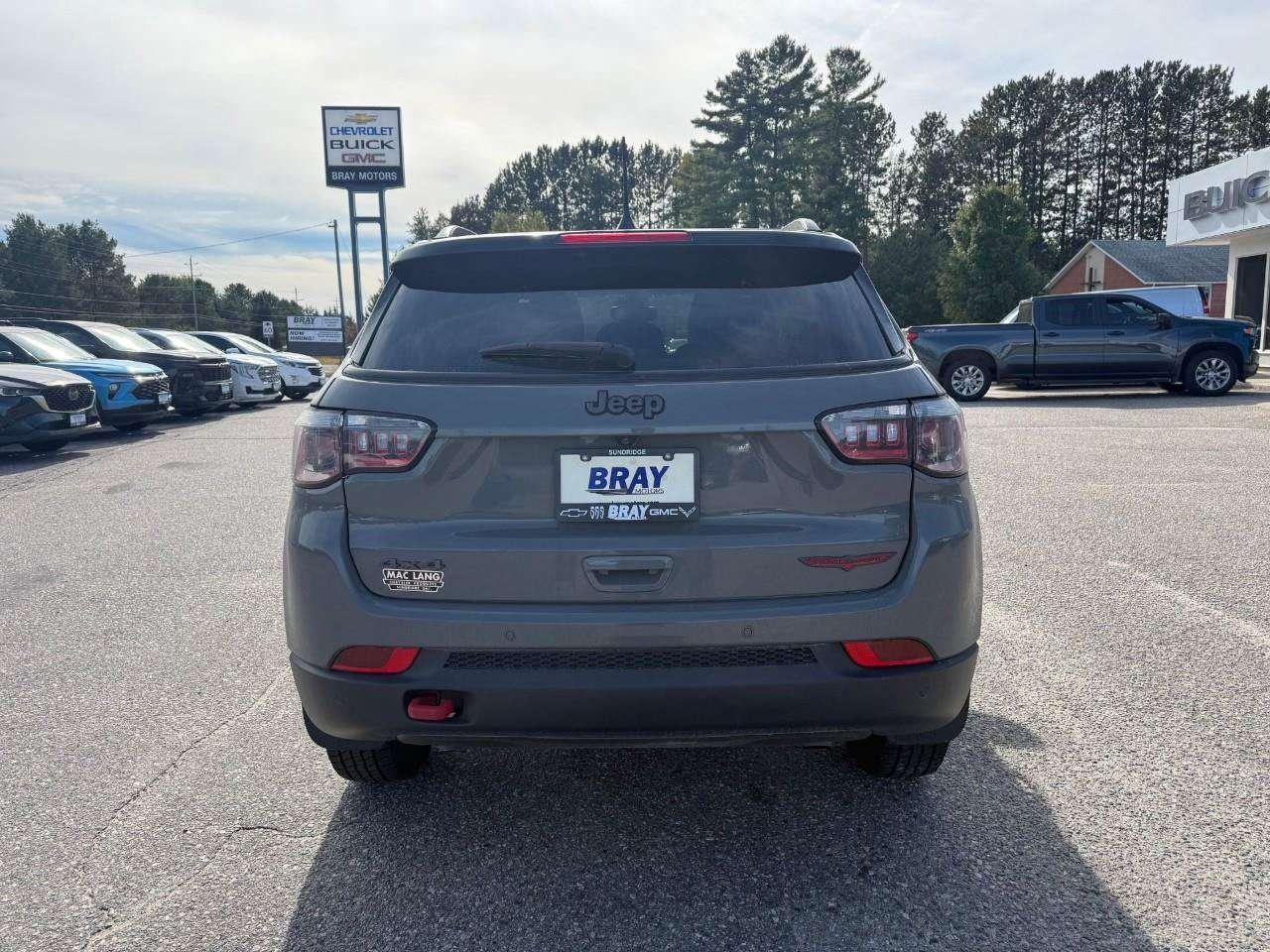 2023 Jeep Compass SELECT TERRAIN TRACTION. RAIN SENSING WIPERS. DROWSY DRIVER ALERT. 10' INCH DISPLAY. ALL WEATHER MATS. CERTIFIED. Photo4