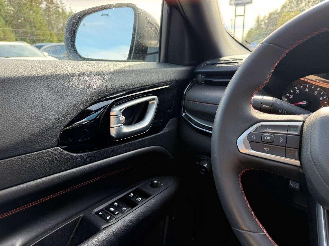 2023 Jeep Compass SELECT TERRAIN TRACTION. RAIN SENSING WIPERS. DROWSY DRIVER ALERT. 10' INCH DISPLAY. ALL WEATHER MATS. CERTIFIED. Photo