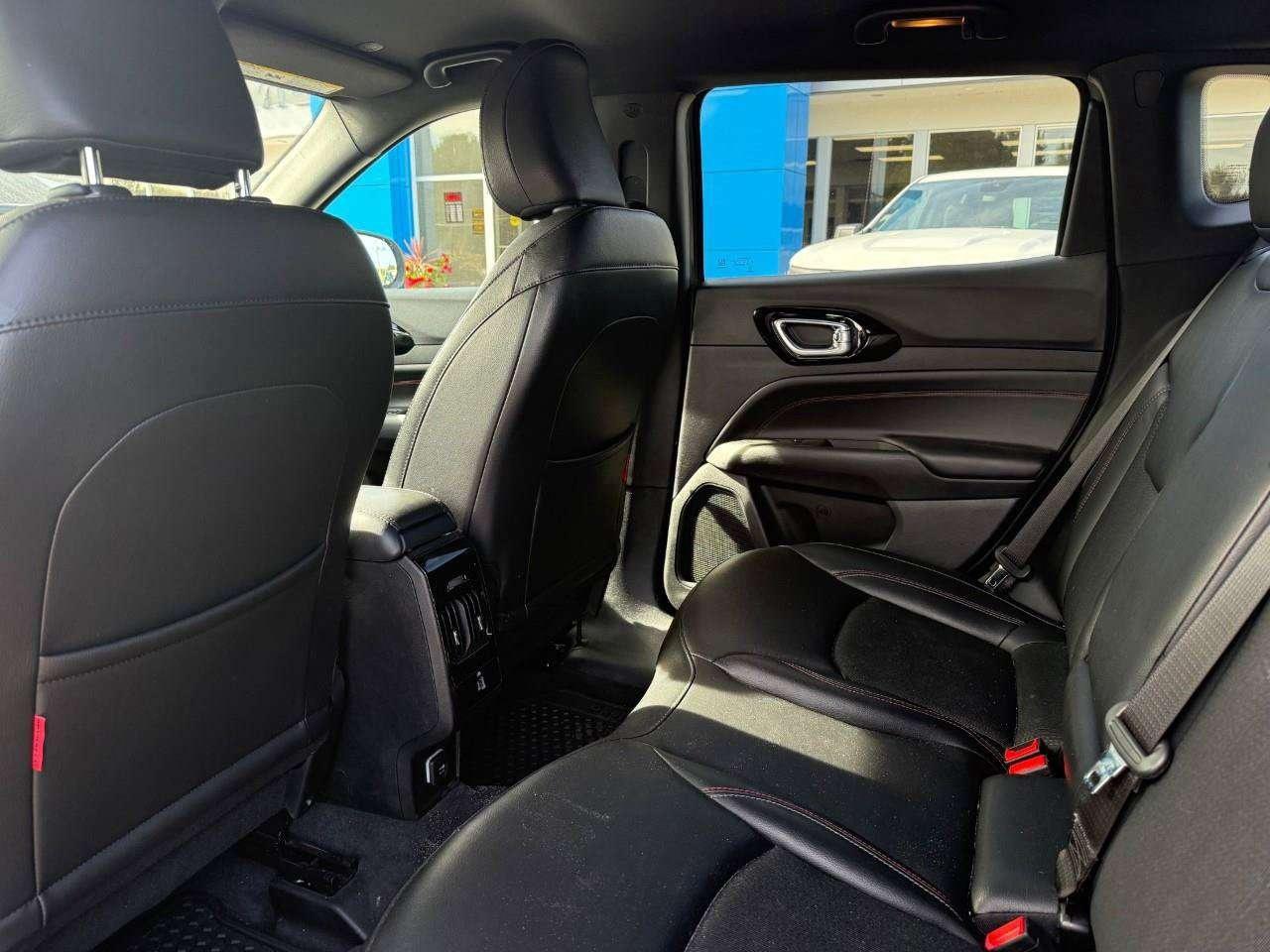 2023 Jeep Compass SELECT TERRAIN TRACTION. RAIN SENSING WIPERS. DROWSY DRIVER ALERT. 10' INCH DISPLAY. ALL WEATHER MATS. CERTIFIED. Photo