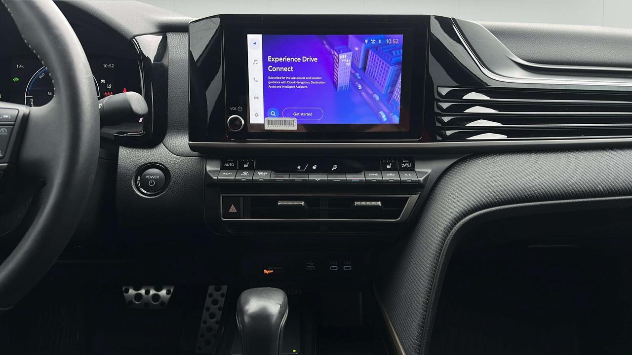 2025 Toyota Camry SE Photo