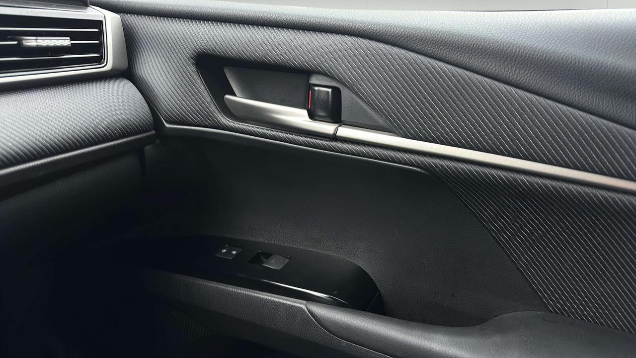 2025 Toyota Camry SE Photo
