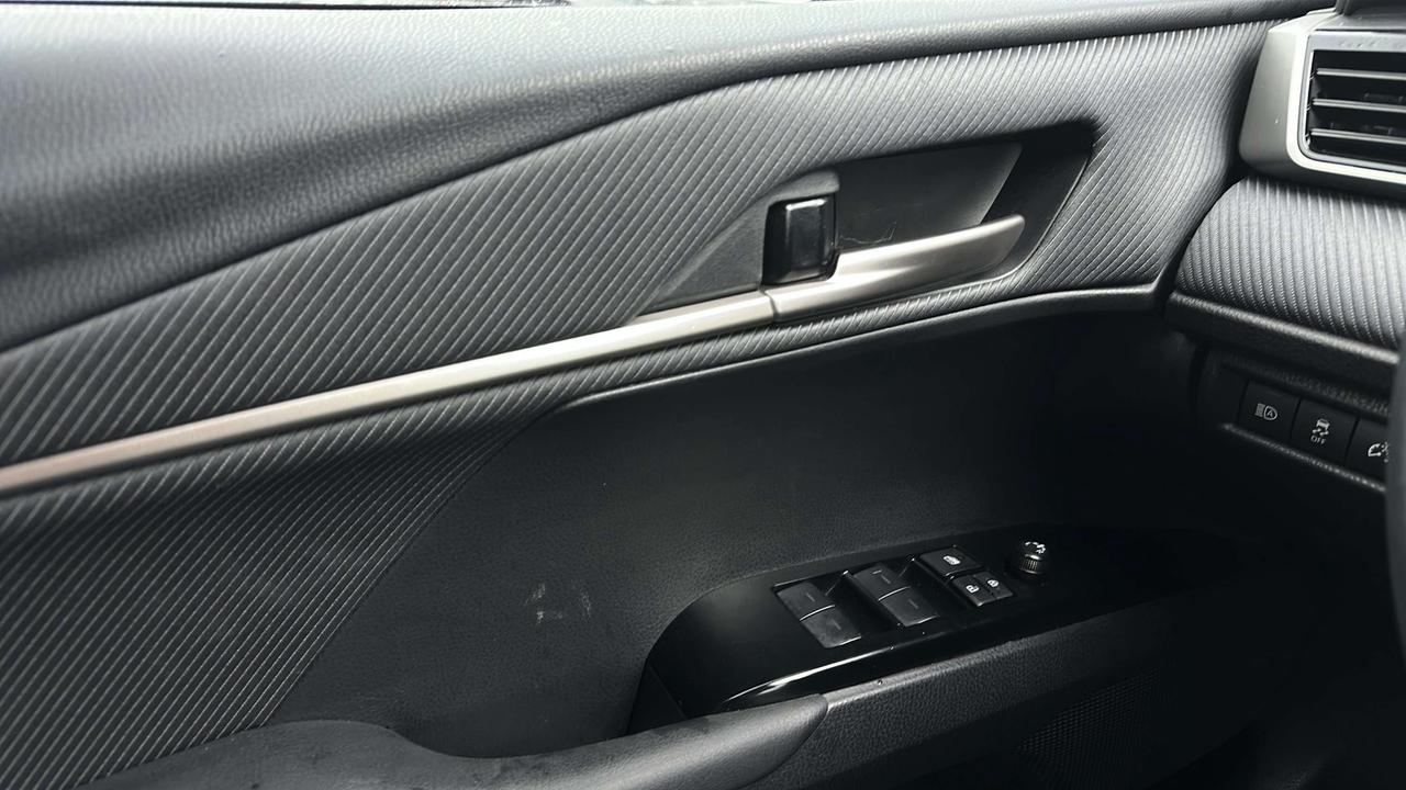 2025 Toyota Camry SE Photo