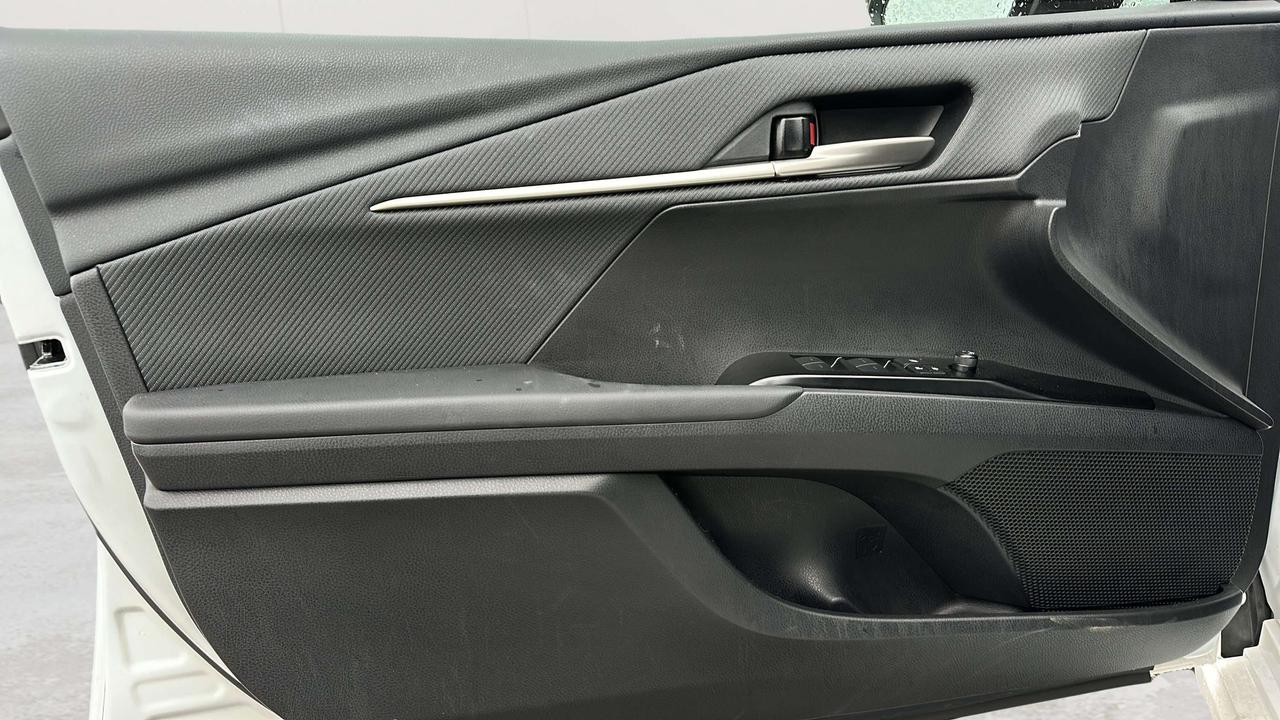 2025 Toyota Camry SE Photo