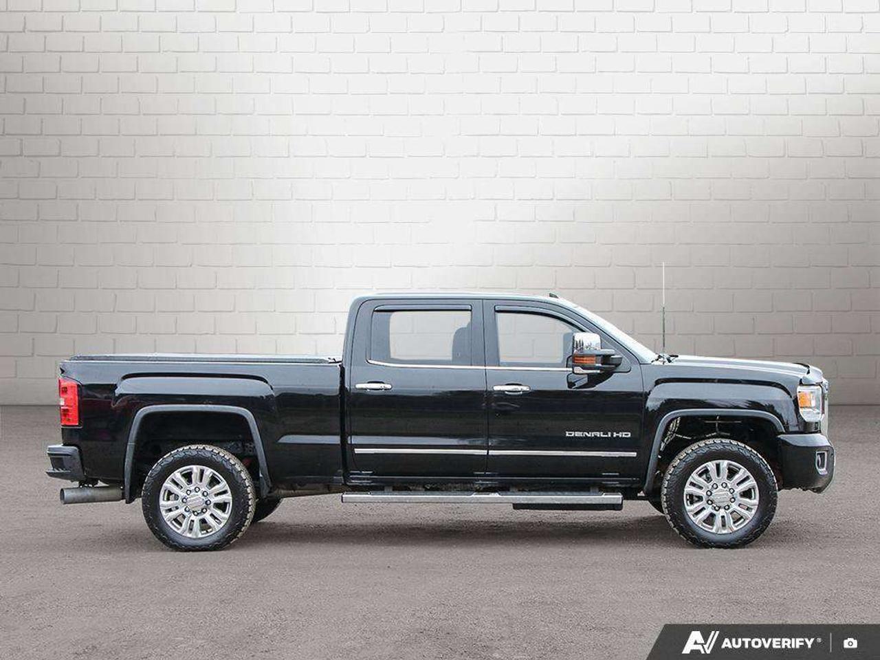 2016 GMC SIERRA 2500HD 6.6L V8, 4X4, Z71 PKG, ALLOYS, LEATHER, BOSE, ASTRADED! Photo
