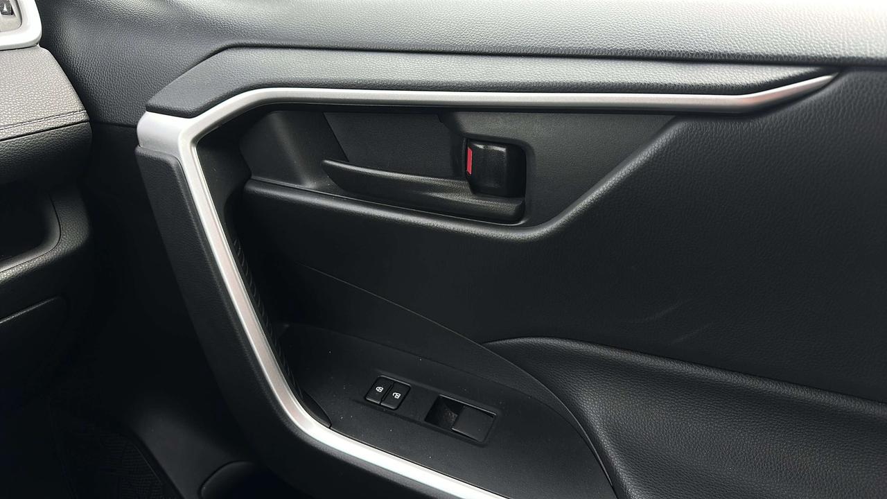 2021 Toyota RAV4 LE Photo