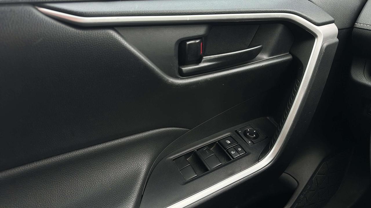 2021 Toyota RAV4 LE Photo