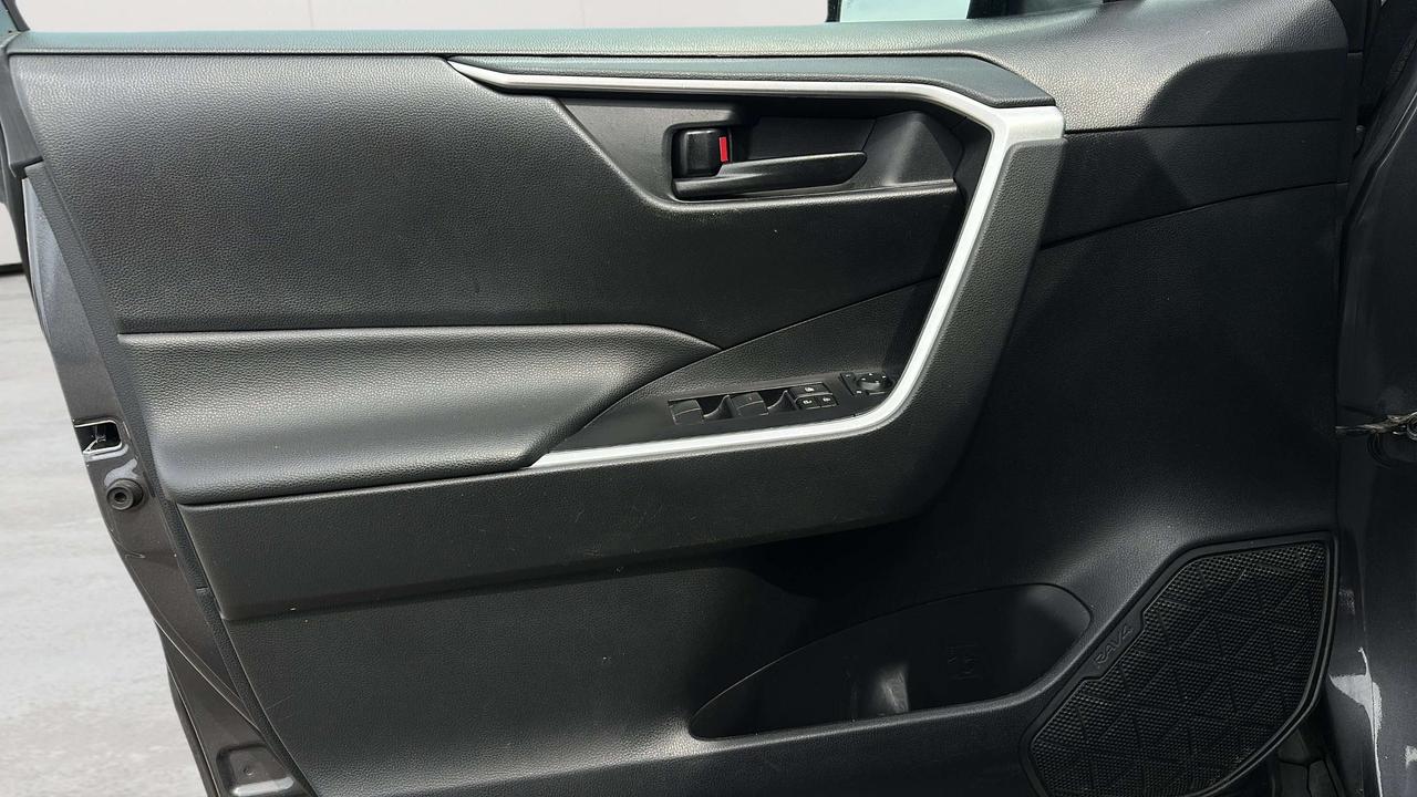 2021 Toyota RAV4 LE Photo