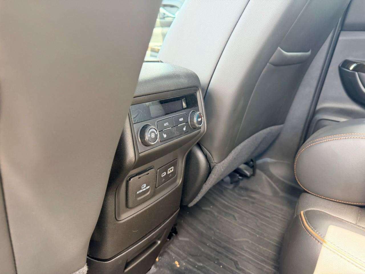 2023 GMC Acadia AT4, 3.6L V6, AWD, ALLOYS, LEATHER, 6-PASSENGER, 1-OWNER, MACMASTER ORIGINAL, CERTIFIED PREOWNED! Photo