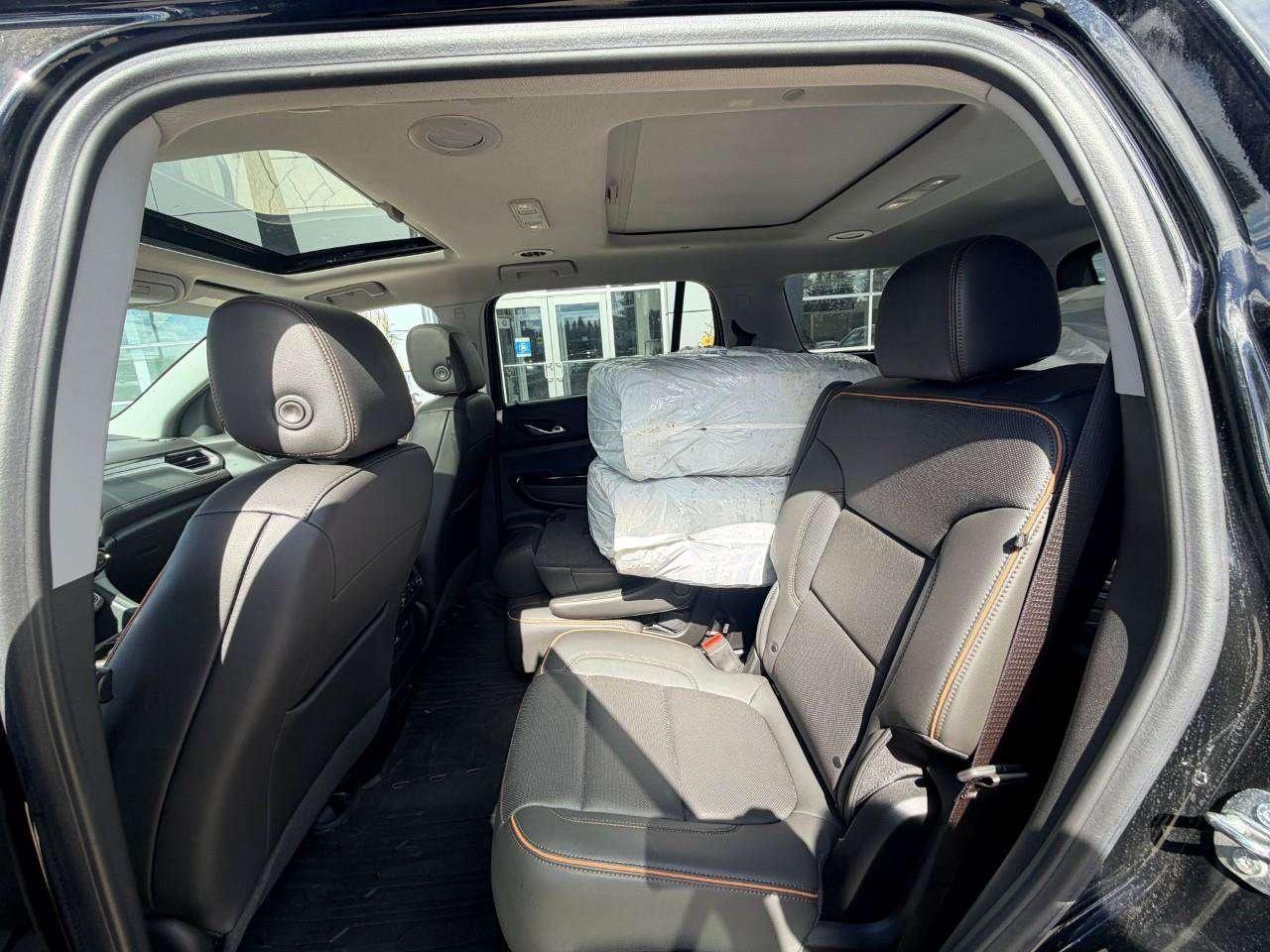 2023 GMC Acadia AT4, 3.6L V6, AWD, ALLOYS, LEATHER, 6-PASSENGER, 1-OWNER, MACMASTER ORIGINAL, CERTIFIED PREOWNED! Photo