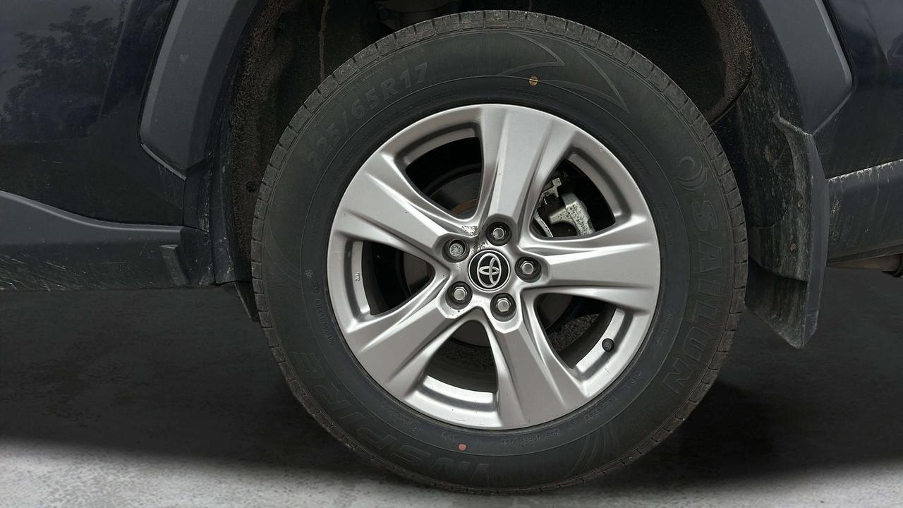 2025 Toyota RAV4 XLE Photo