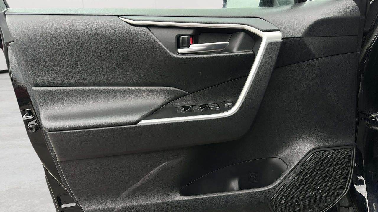 2025 Toyota RAV4 XLE Photo