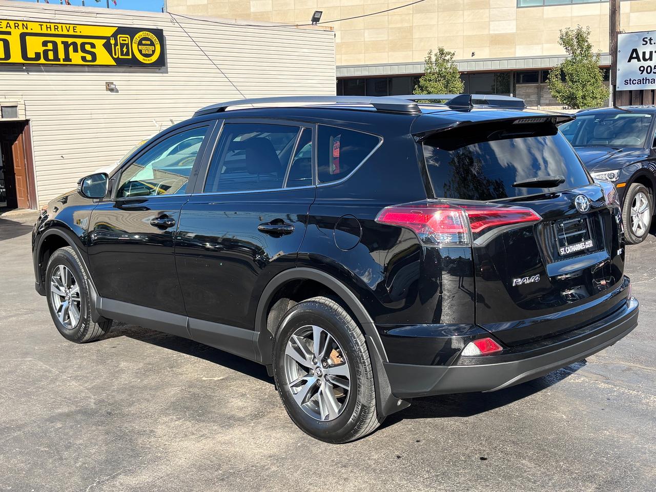 2018 Toyota RAV4 FWD LE Photo2