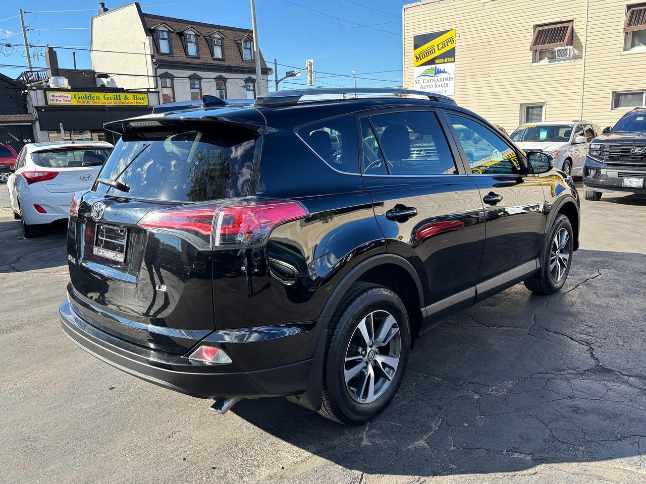 2018 Toyota RAV4 FWD LE Photo3